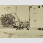 Unternehmerfamilie vor der Kutschfahrt. Aufnahme um 1890-1900